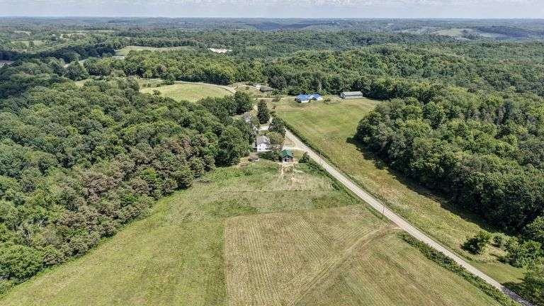 Spacious 6 Bedroom Home & Barn