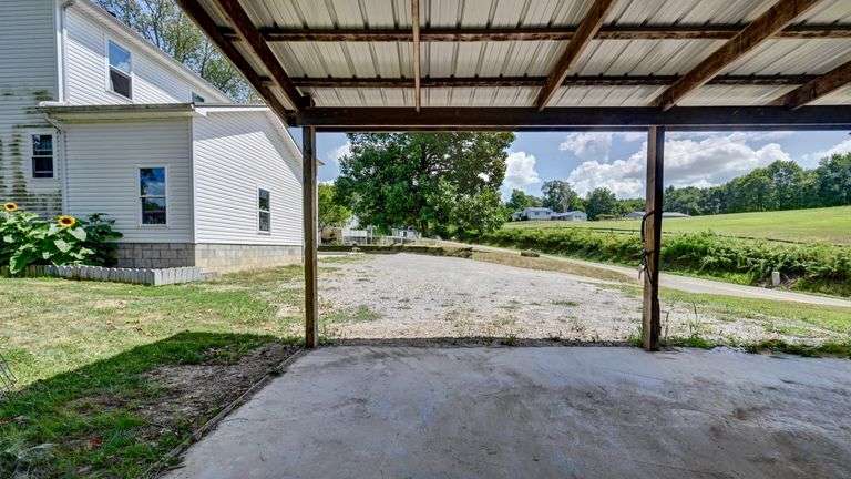 Spacious 6 Bedroom Home & Barn
