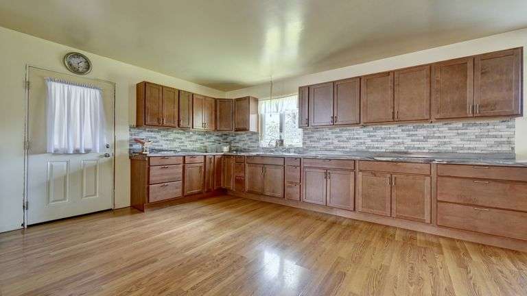 Spacious 6 Bedroom Home & Barn