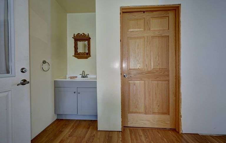 Spacious 6 Bedroom Home & Barn
