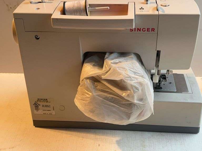 Singer Classic 44S Sewing Machine with Accessories