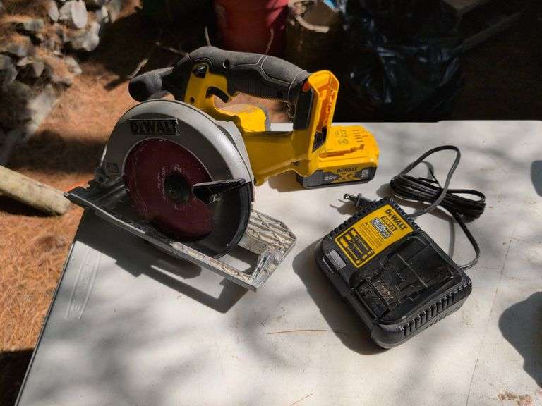 DeWalt 6.5" circular saw with battery and charger