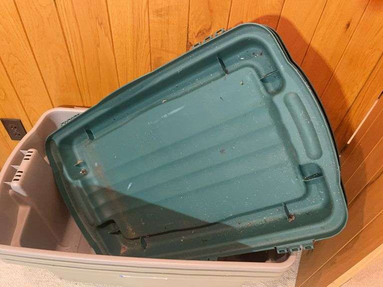 (3) matching Rubbermaid totes with lids
