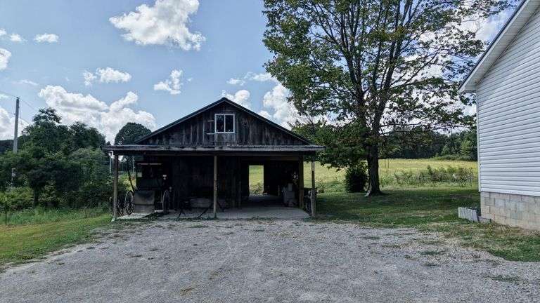 Spacious 6 Bedroom Home & Barn