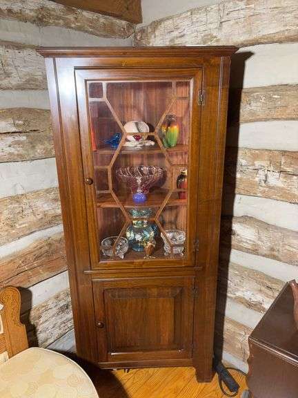 Corner cabinet with glass door