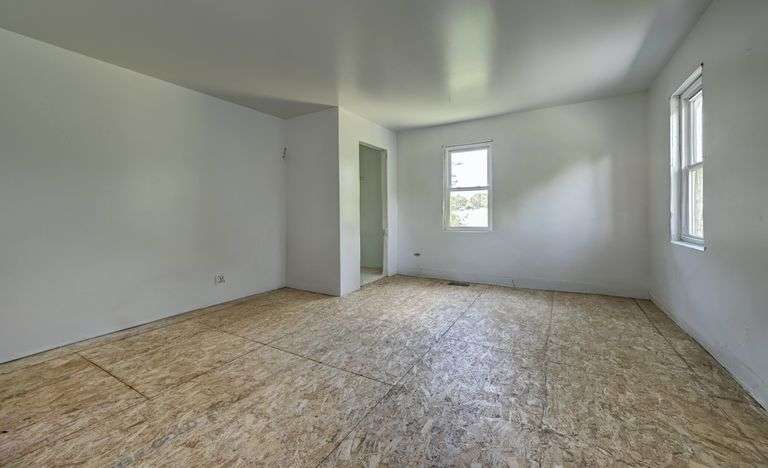 Spacious 6 Bedroom Home & Barn