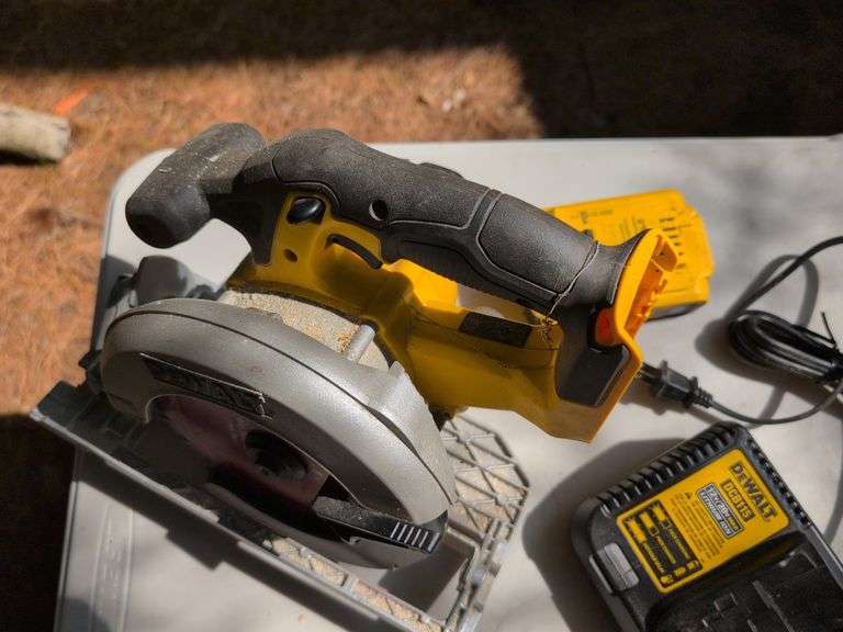 DeWalt 6.5" circular saw with battery and charger