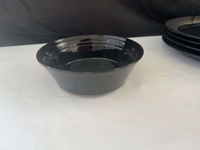 Noa Studio Dish Set *Includes (4) Lg Plates, (4) Md. Plates, (4) Sm Plates, (4) Mugs, and (4) Bowls