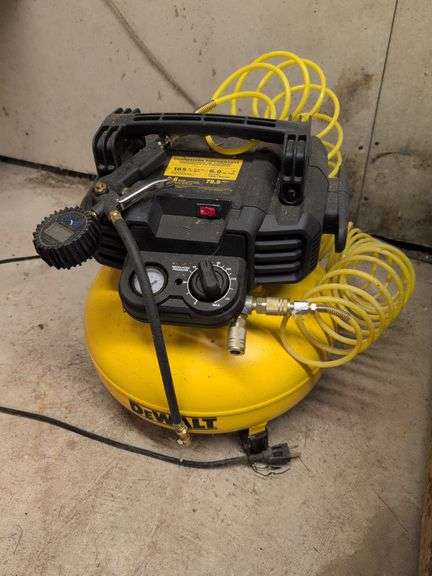 DeWalt portable 6 gallon air compressor - 165 PSI