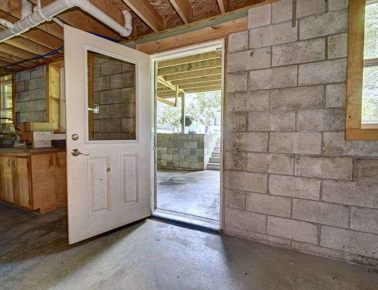 Spacious 6 Bedroom Home & Barn