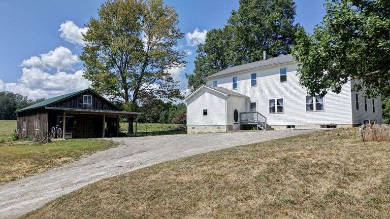 Spacious 6 Bedroom Home & Barn