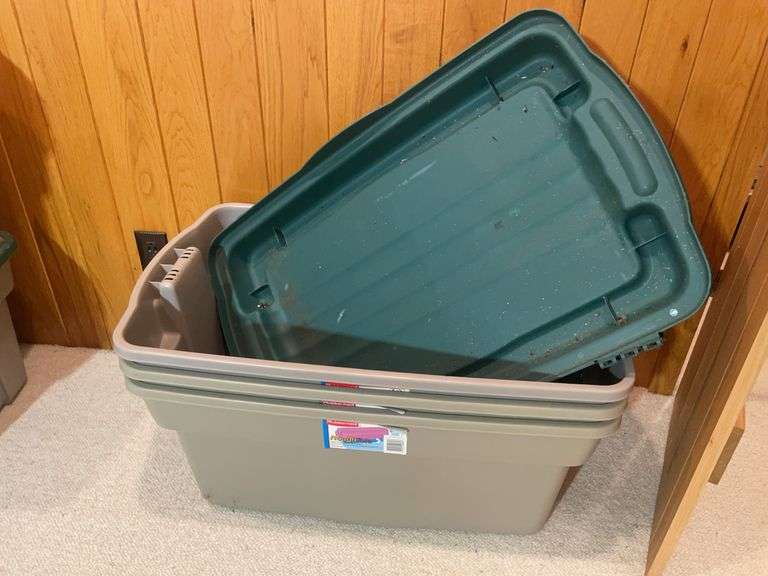 (3) matching Rubbermaid totes with lids