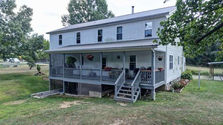 Spacious 6 Bedroom Home & Barn
