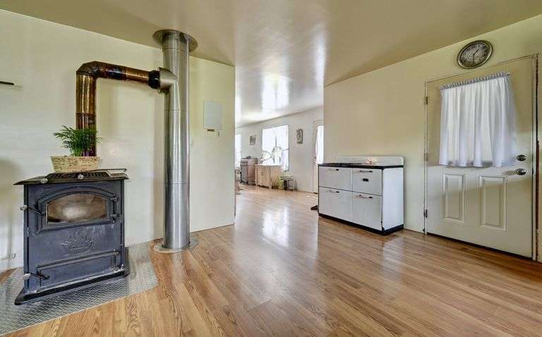 Spacious 6 Bedroom Home & Barn