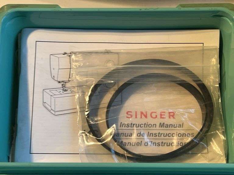 Memory Craft 8000 Sewing Machine with Accessories