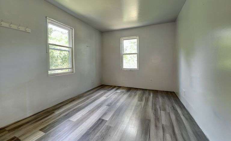 Spacious 6 Bedroom Home & Barn
