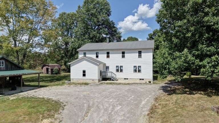 Spacious 6 Bedroom Home & Barn