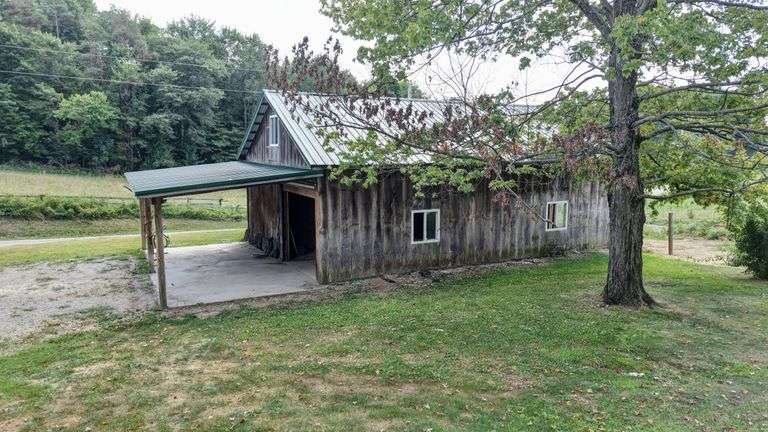 Spacious 6 Bedroom Home & Barn