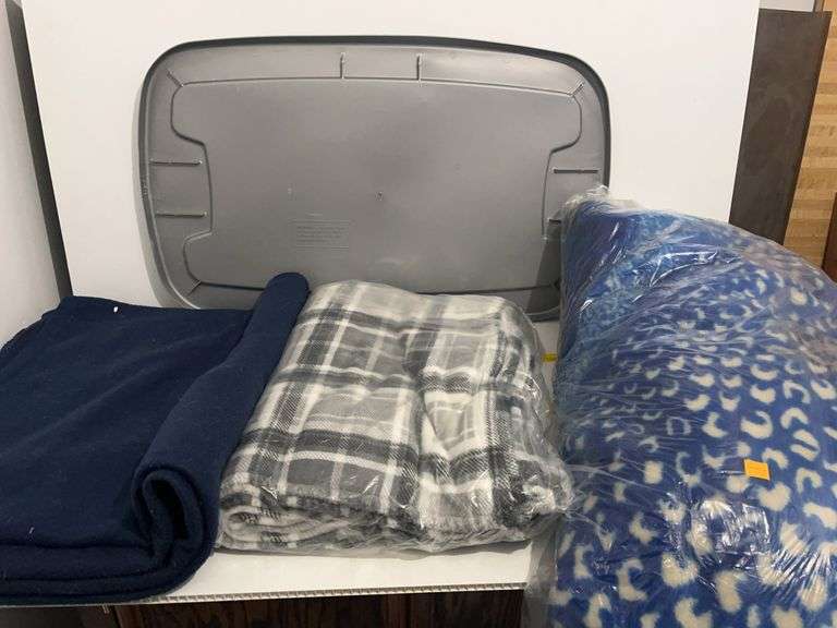 Tote w/ 3 blankets