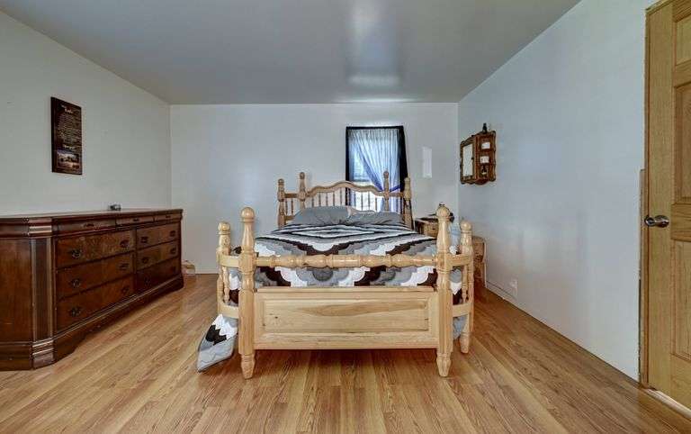 Spacious 6 Bedroom Home & Barn