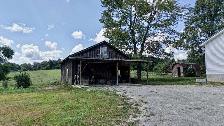 Spacious 6 Bedroom Home & Barn
