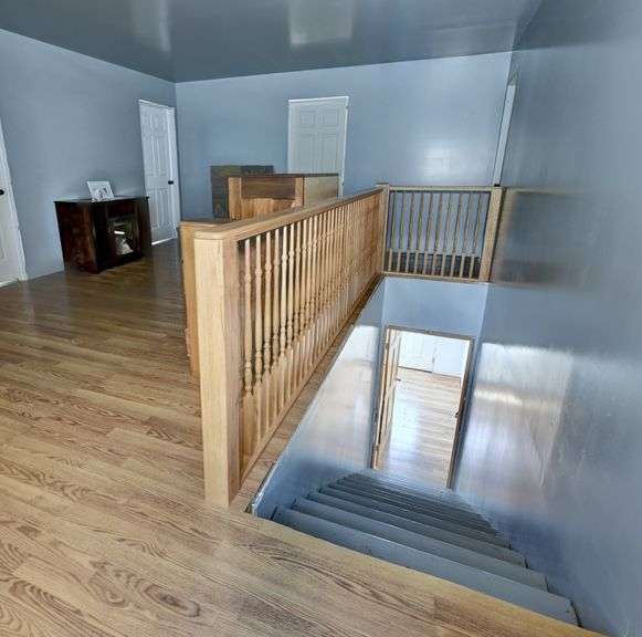 Spacious 6 Bedroom Home & Barn