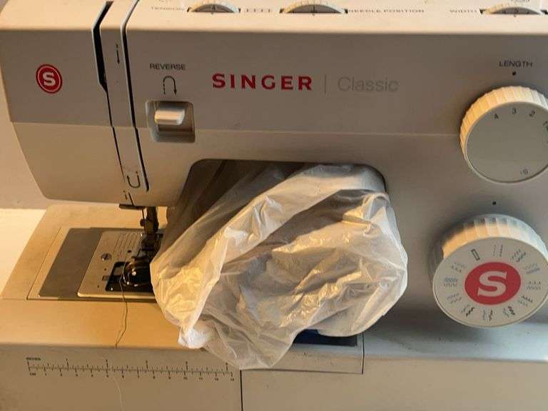 Singer Classic 44S Sewing Machine with Accessories