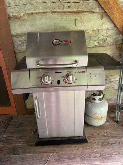 Char-Broil Gourmet grill with propane tank