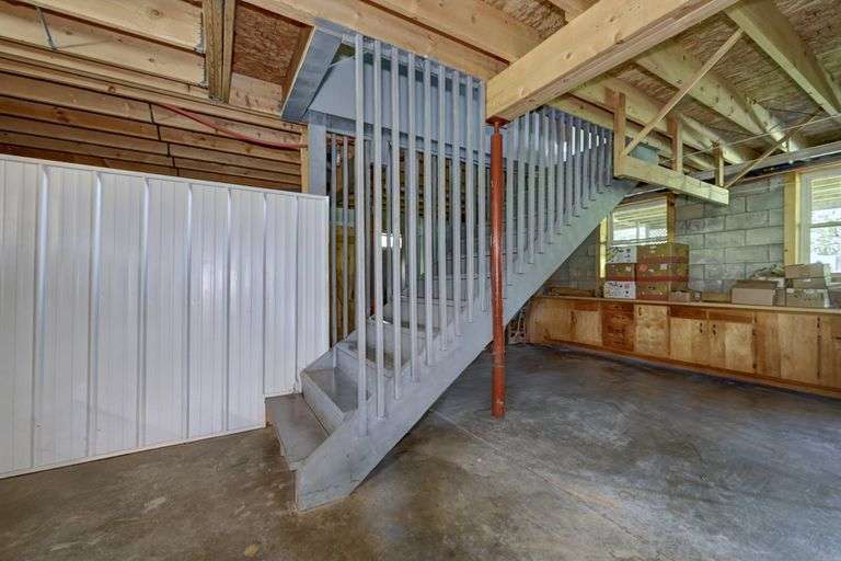Spacious 6 Bedroom Home & Barn