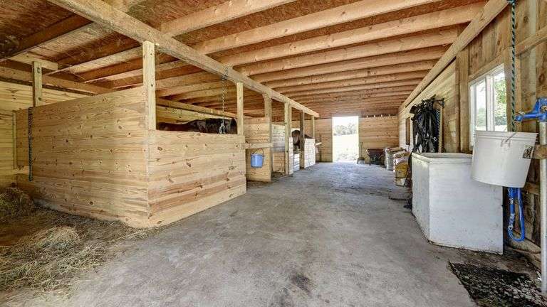 Spacious 6 Bedroom Home & Barn