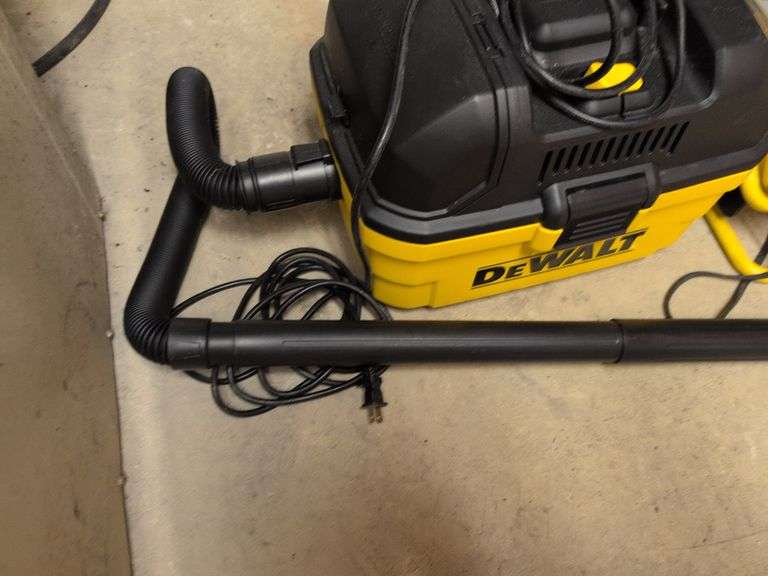 DeWalt 4 gallon wet/dry vac and Holmes work light