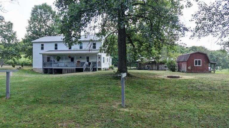 Spacious 6 Bedroom Home & Barn
