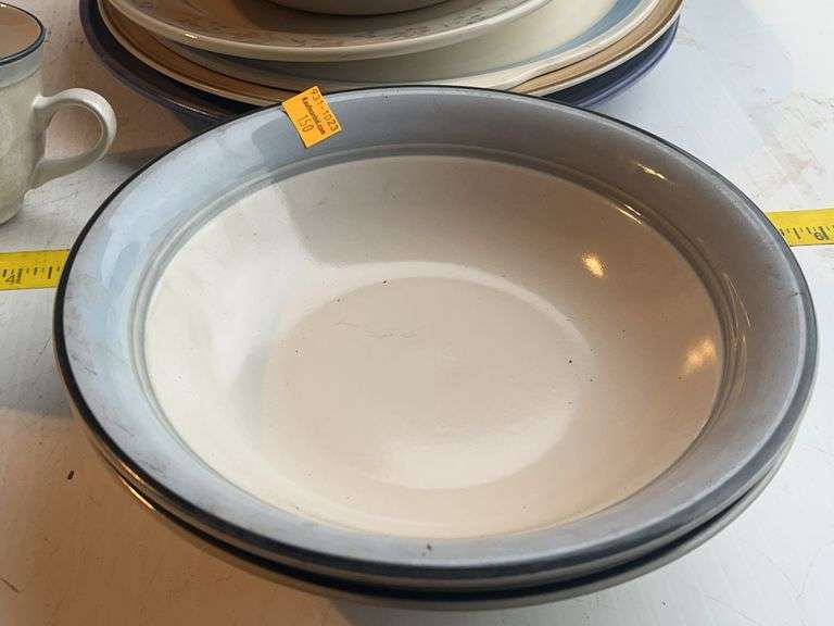 Crowning Fashion Dinnerware and Other Plates