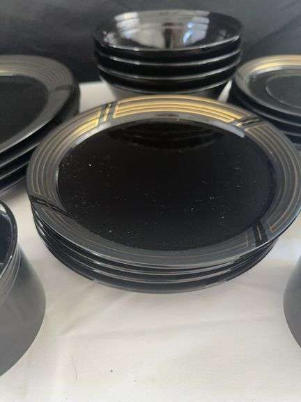 Noa Studio Dish Set *Includes (4) Lg Plates, (4) Md. Plates, (4) Sm Plates, (4) Mugs, and (4) Bowls