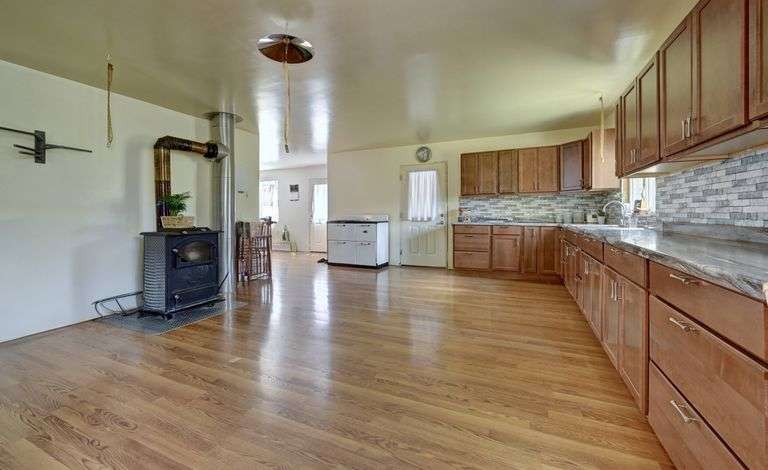 Spacious 6 Bedroom Home & Barn