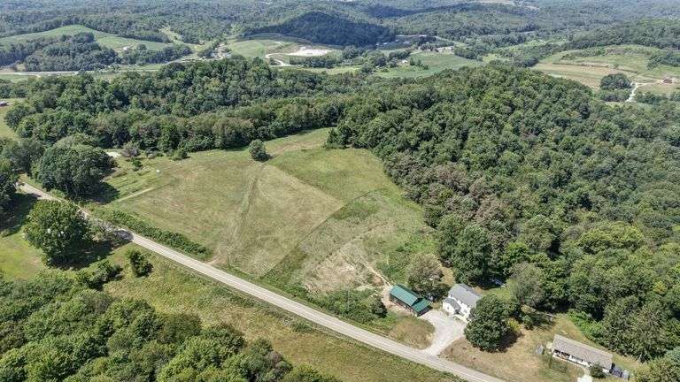 Spacious 6 Bedroom Home & Barn
