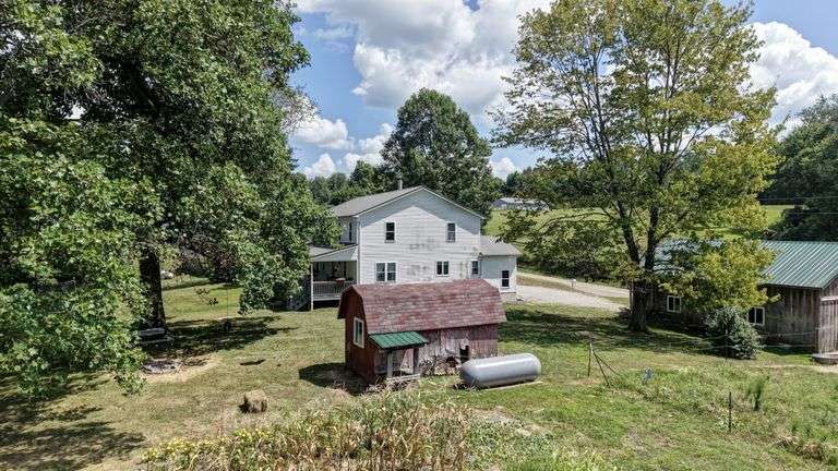 Spacious 6 Bedroom Home & Barn