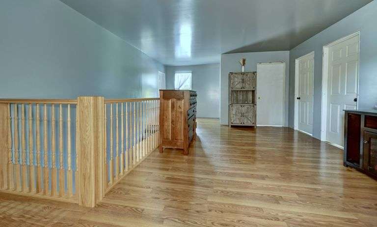 Spacious 6 Bedroom Home & Barn