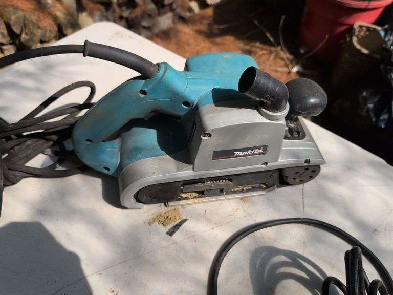 (2) Makita handheld power planers