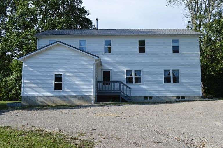 Spacious 6 Bedroom Home & Barn