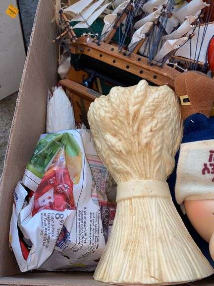 Box of Thanksgiving Decor