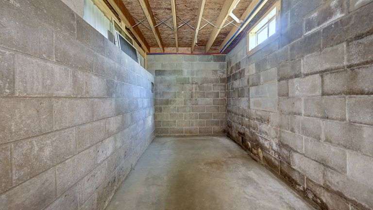 Spacious 6 Bedroom Home & Barn