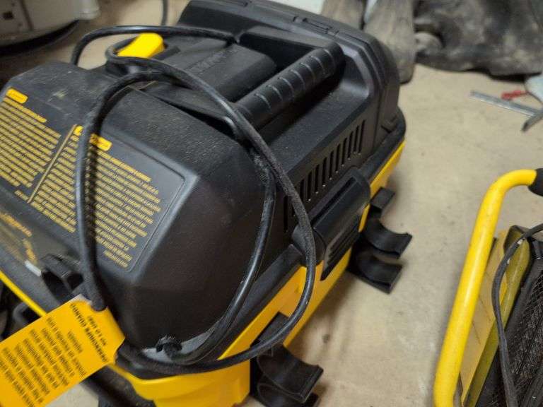 DeWalt 4 gallon wet/dry vac and Holmes work light