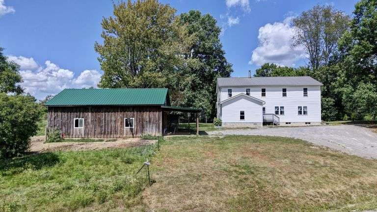 Spacious 6 Bedroom Home & Barn