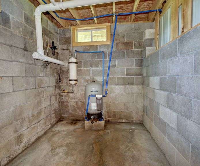Spacious 6 Bedroom Home & Barn