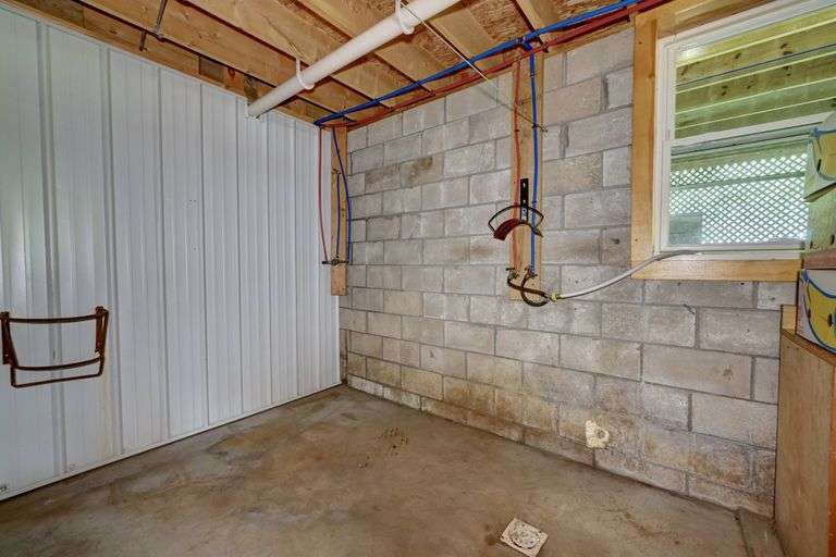 Spacious 6 Bedroom Home & Barn