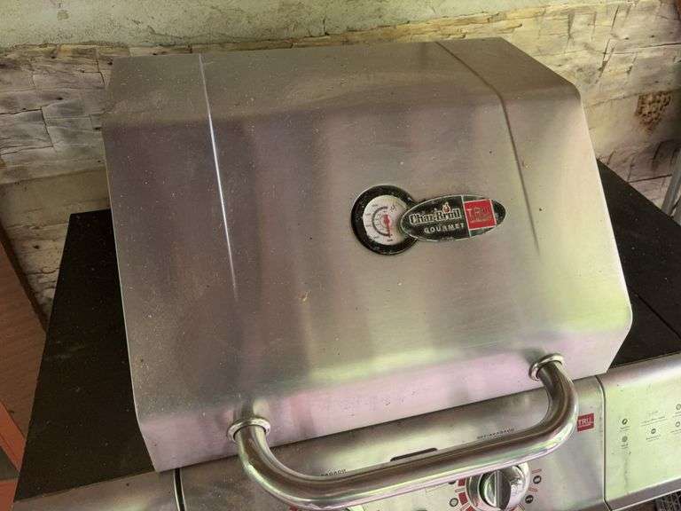 Char-Broil Gourmet grill with propane tank