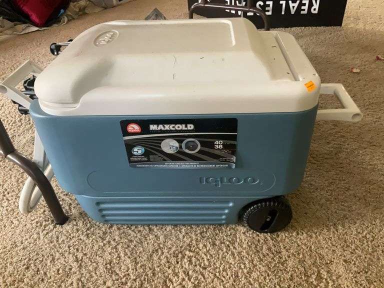 Max Cold 40 qt. Cooler, 4 Foldable Chairs