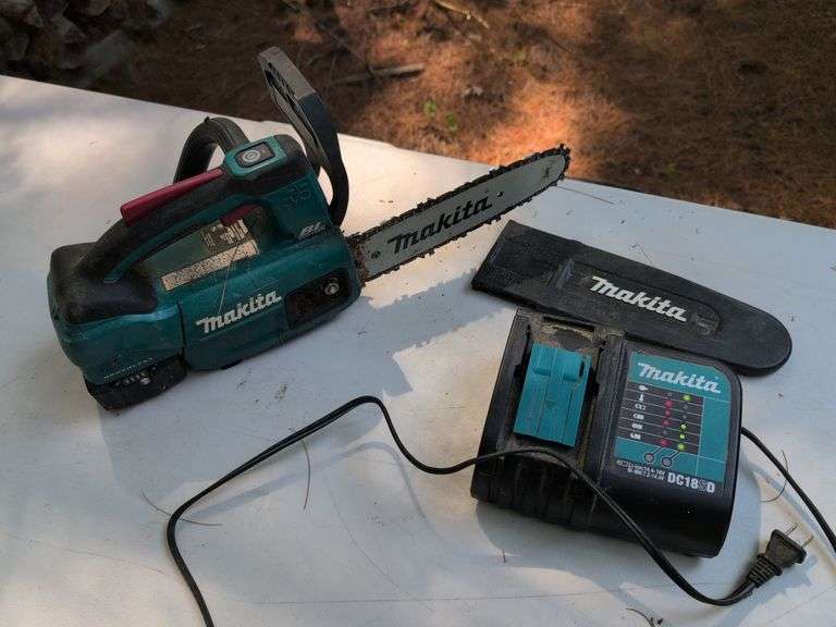 Makita electric chain saw with battery and charger