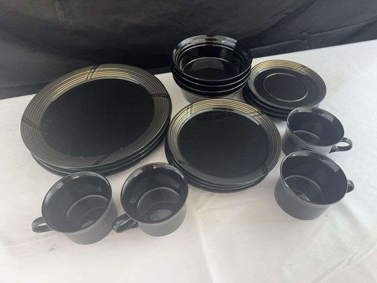 Noa Studio Dish Set *Includes (4) Lg Plates, (4) Md. Plates, (4) Sm Plates, (4) Mugs, and (4) Bowls